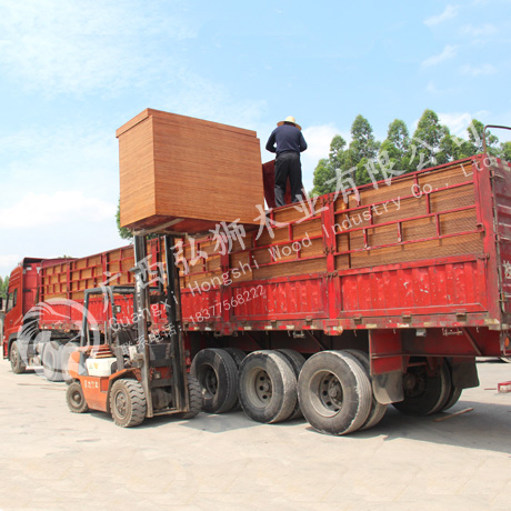 建筑模板订单发往新疆工地